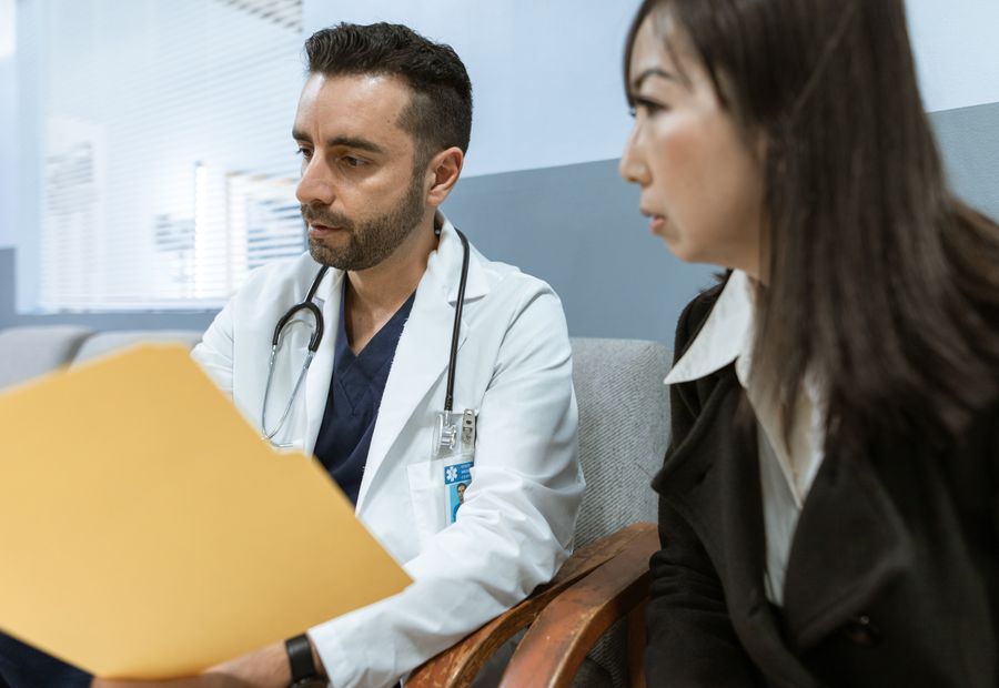 Un medico esamina la documentazione clinica di una paziente